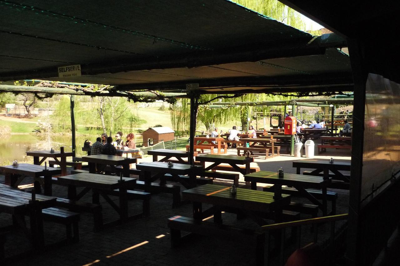 Wilgewandel Holiday Farm & Day Restaurant Oudtshoorn Bagian luar foto